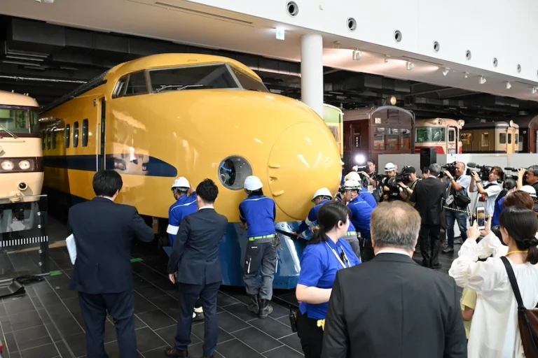 ドクター黃T3編成在リニア・鐵道館的展示結束,粉絲親自參與搬出作業 ドクター黃T3編成在リニア・鐵道館的展示結束,粉絲親自參與搬出作業