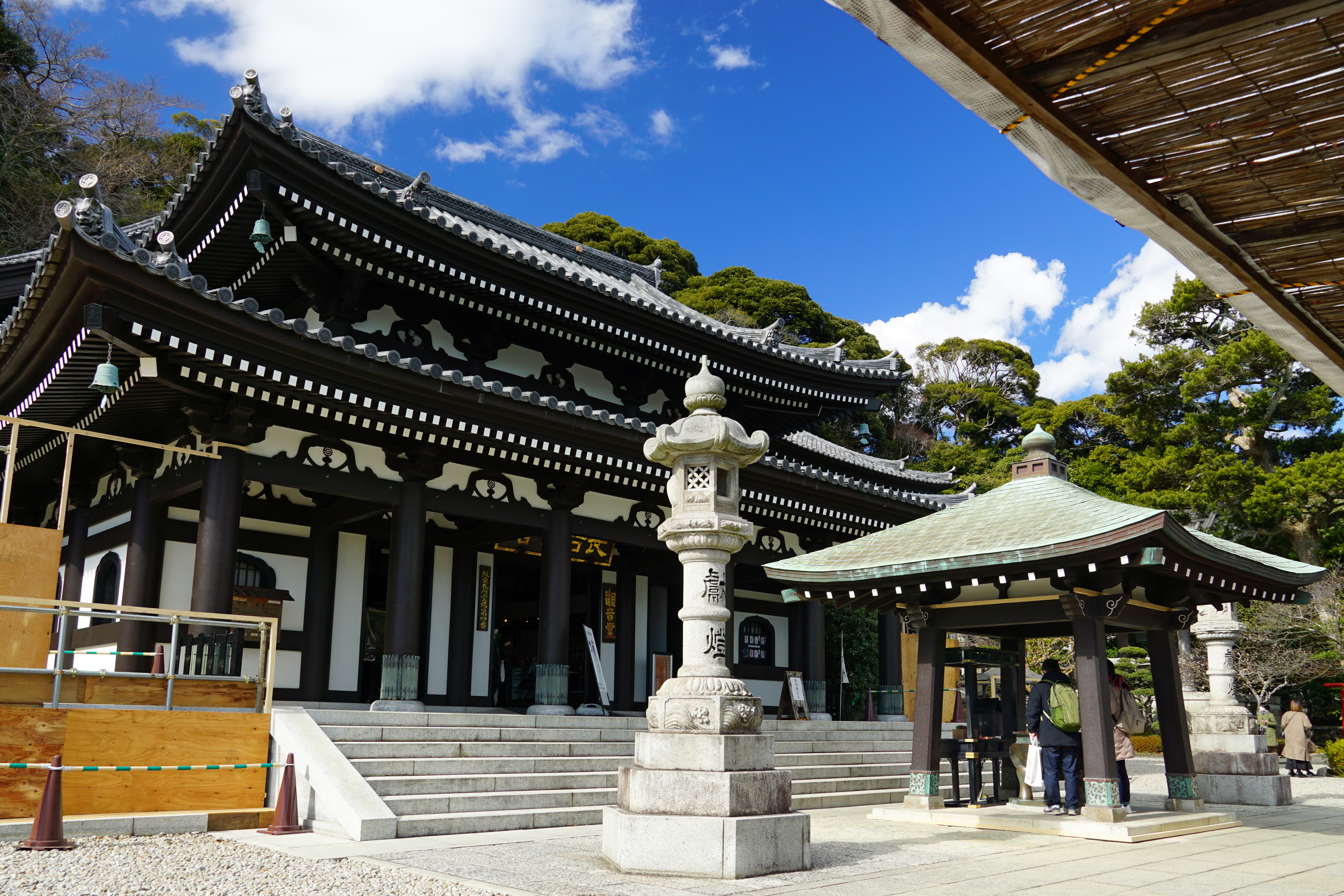 長谷寺依山而建的本堂與石燈籠
