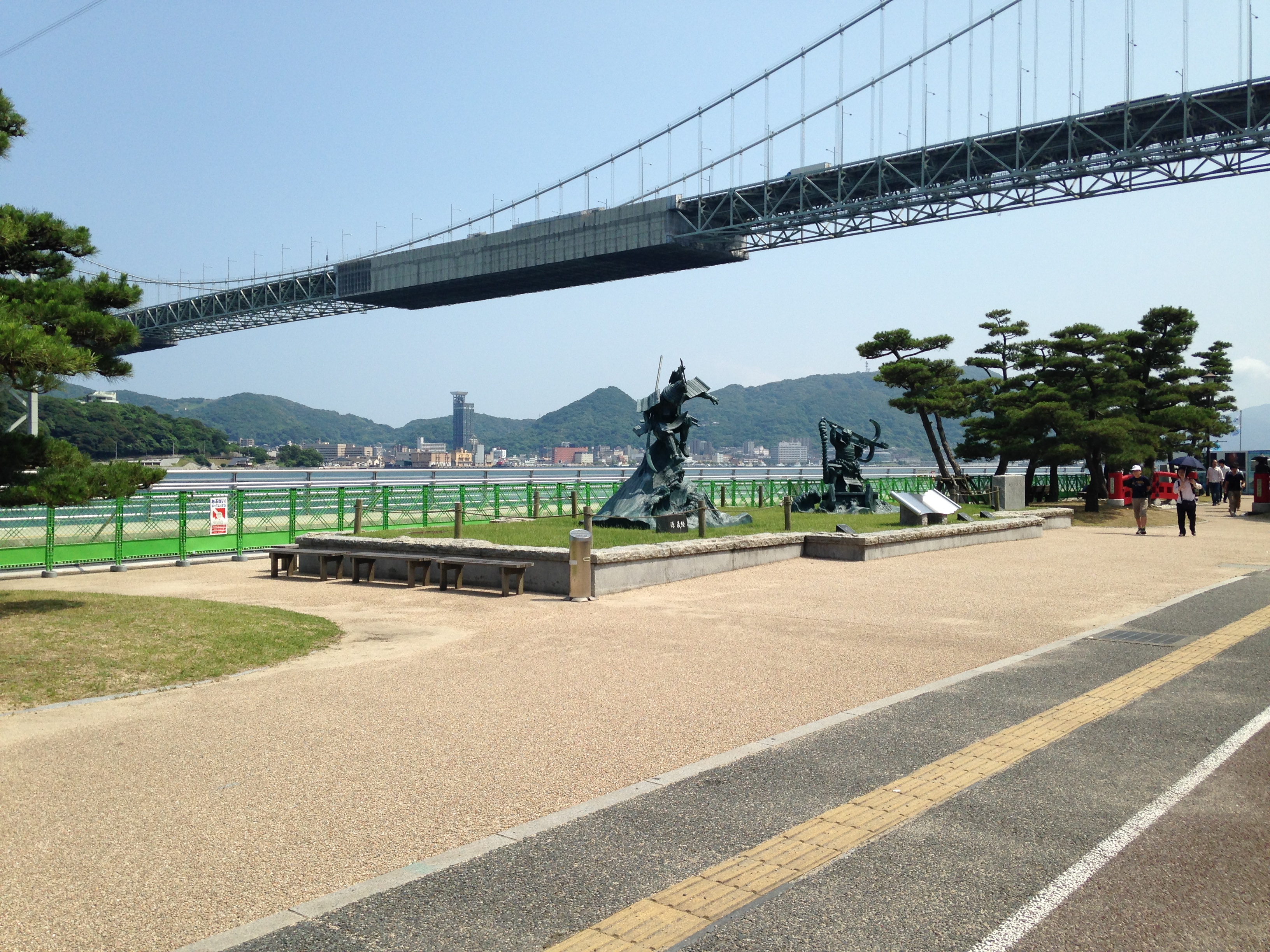 みもすそ川公園的源義經與平知盛像