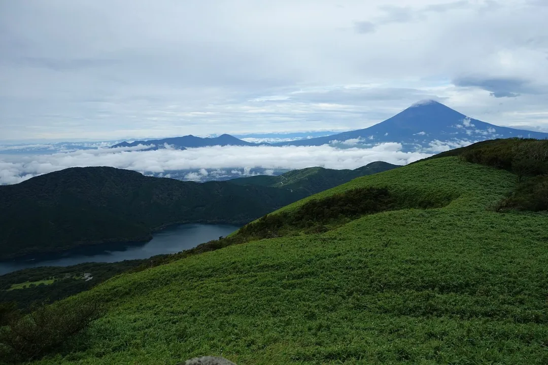 從箱根駒之岳眺望蘆之湖與富士山