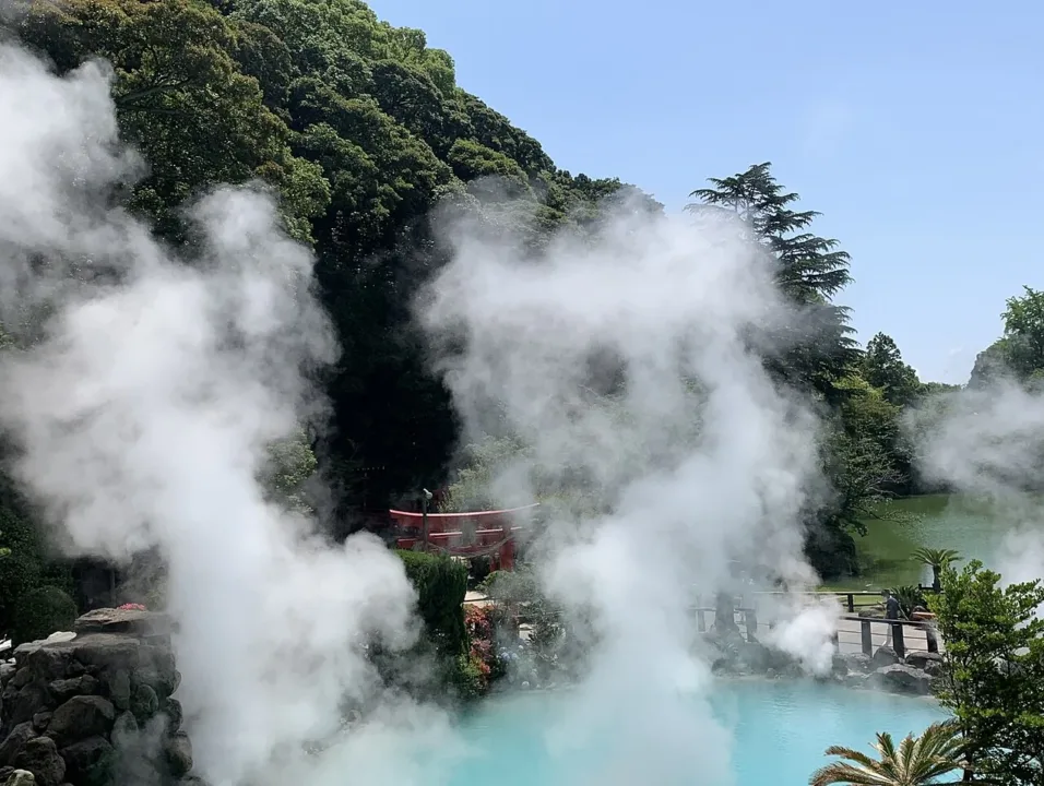 別府地獄巡禮的海地獄鈷藍色溫泉池與蒸氣