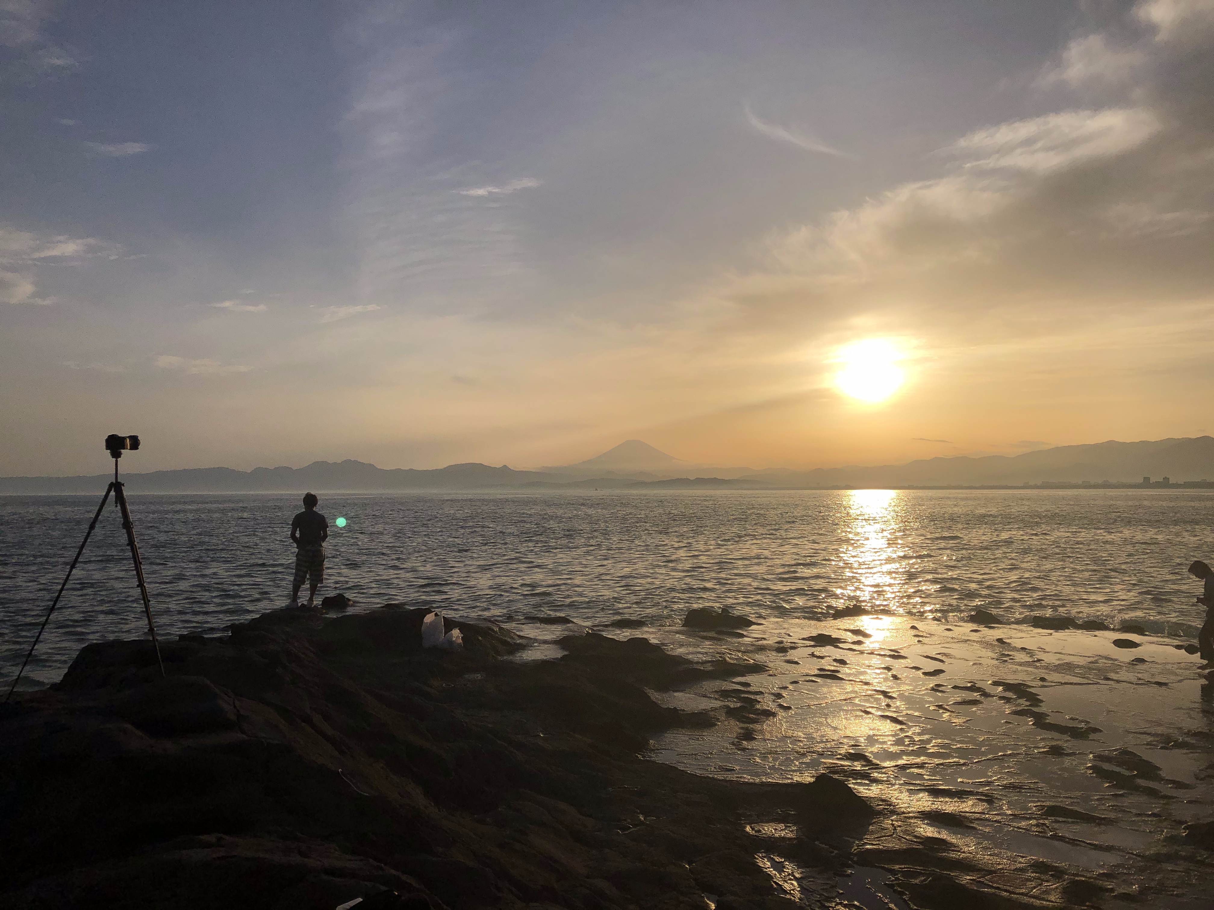 從江之島稚兒之淵眺望海上的日落富士