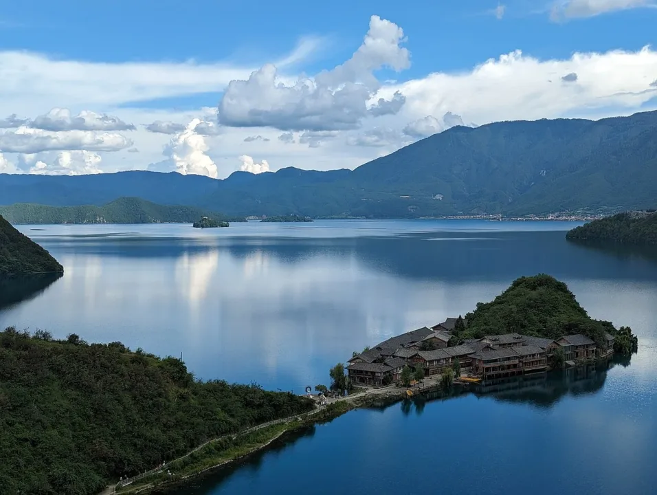 8天直航純玩 瀘沽湖、香格里拉 · 滇西深度遊