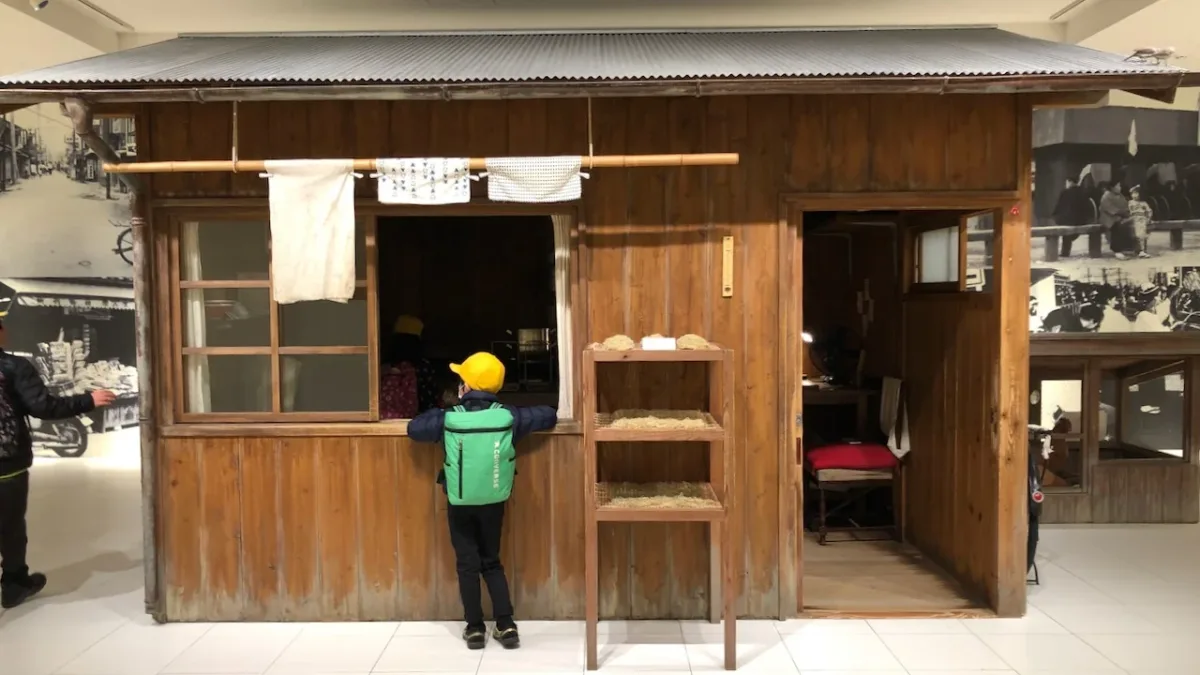 橫濱杯麵博物館內重現的舊式工房展示