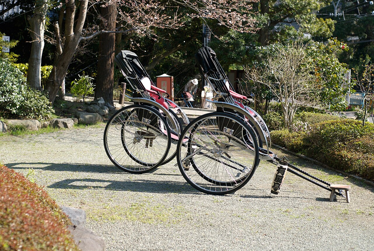 鎌倉圓覺寺前停放的兩台人力車