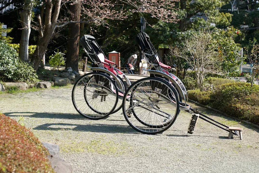 鎌倉圓覺寺前停放的兩台人力車