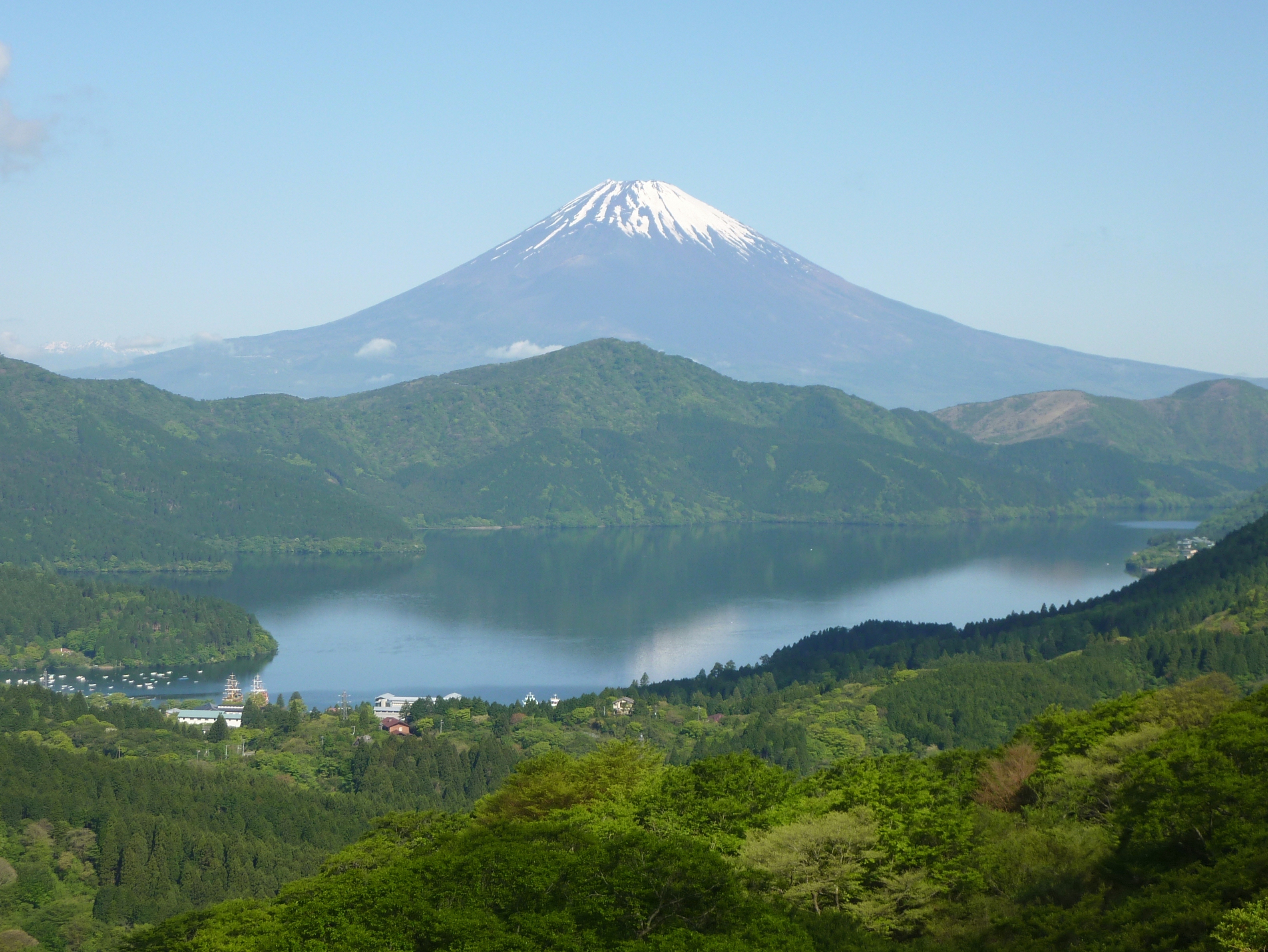 從箱根大觀山同時眺望蘆之湖與富士山
