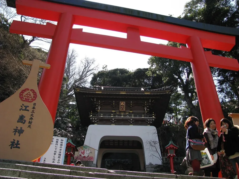 江島神社朱紅鳥居與瑞心門