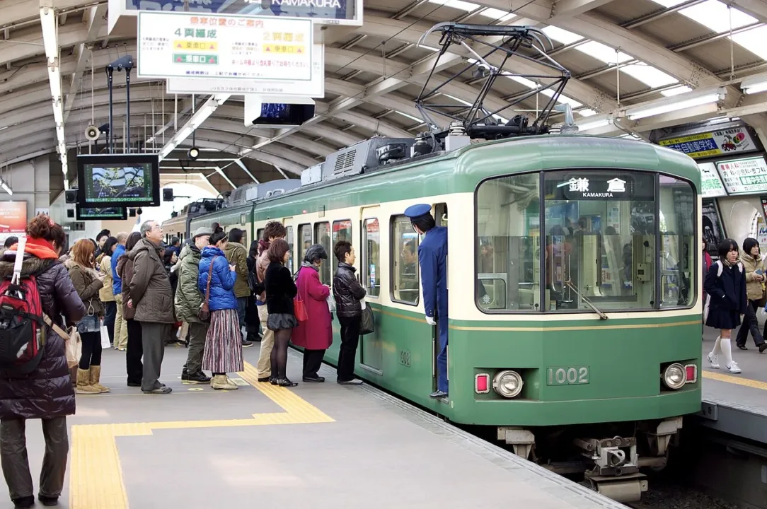 旅客在江之電車站上落電車
