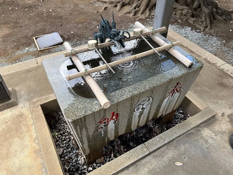 日本神社手水舍的淨身水盤與竹杓
