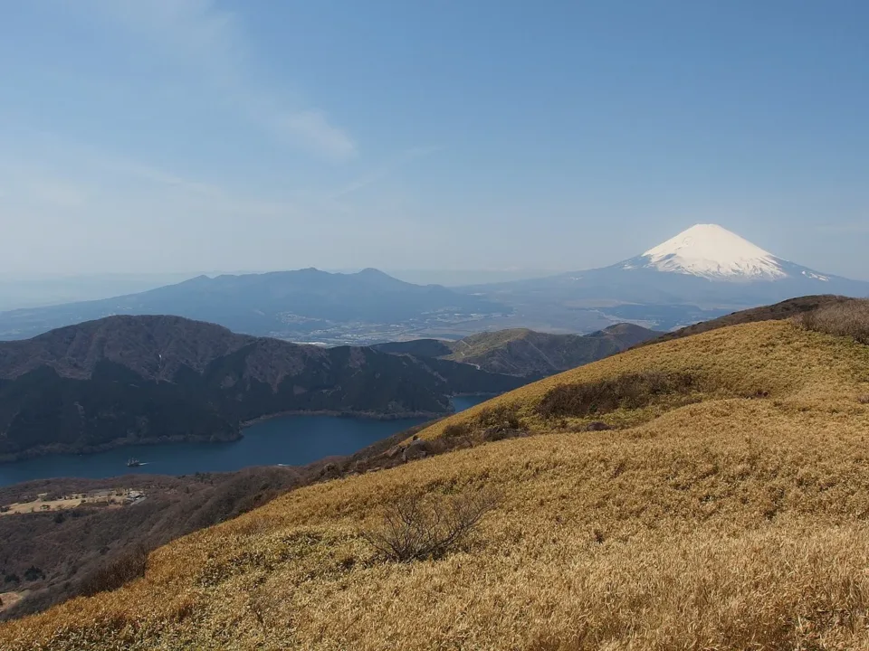 從箱根駒之岳山頂觀景台眺望蘆之湖與雪頂富士山