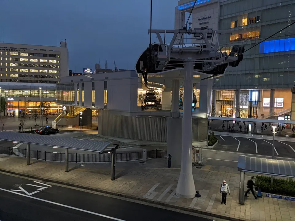 橫濱空中纜車車廂行駛於櫻木町一帶上空