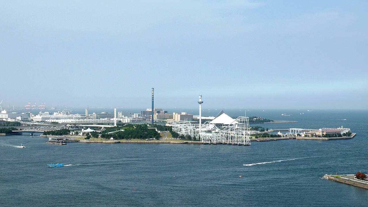 橫濱八景島海島樂園全景，可見遊樂設施與海洋