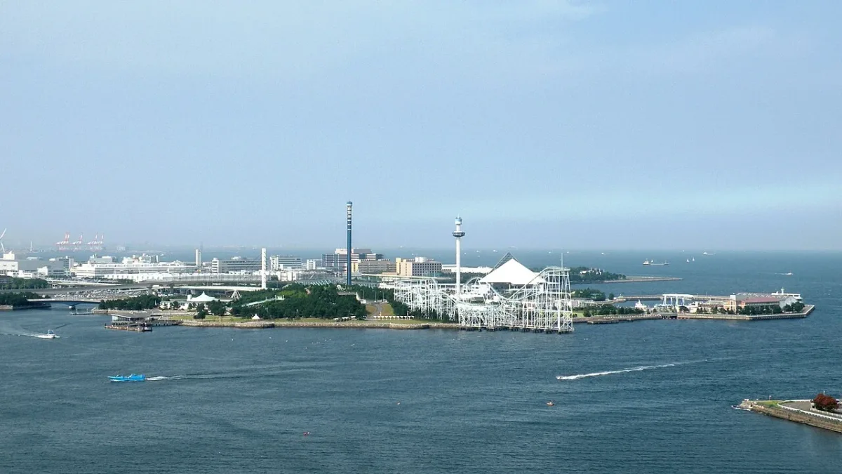 橫濱八景島海島樂園全景，可見遊樂設施與海洋