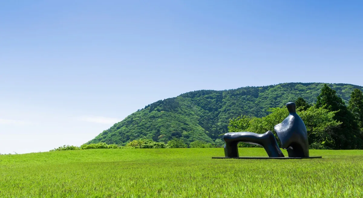 雕刻之森美術館戶外草坡上的現代雕刻與群山背景