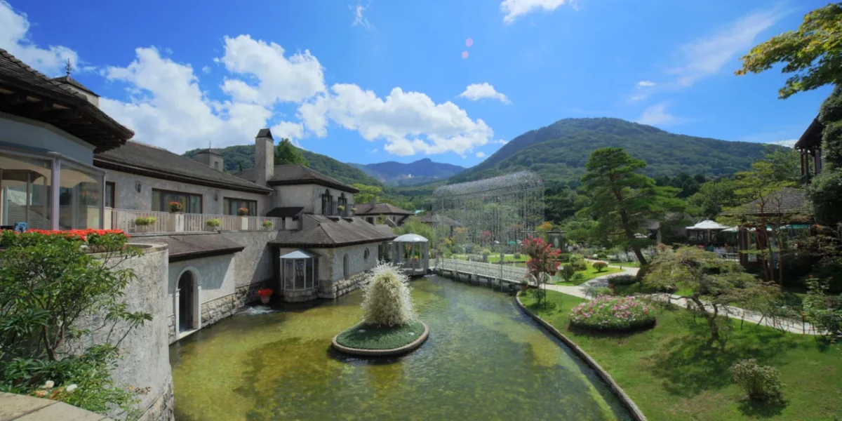 箱根玻璃之森美術館的庭園水池、玻璃之樹與山景