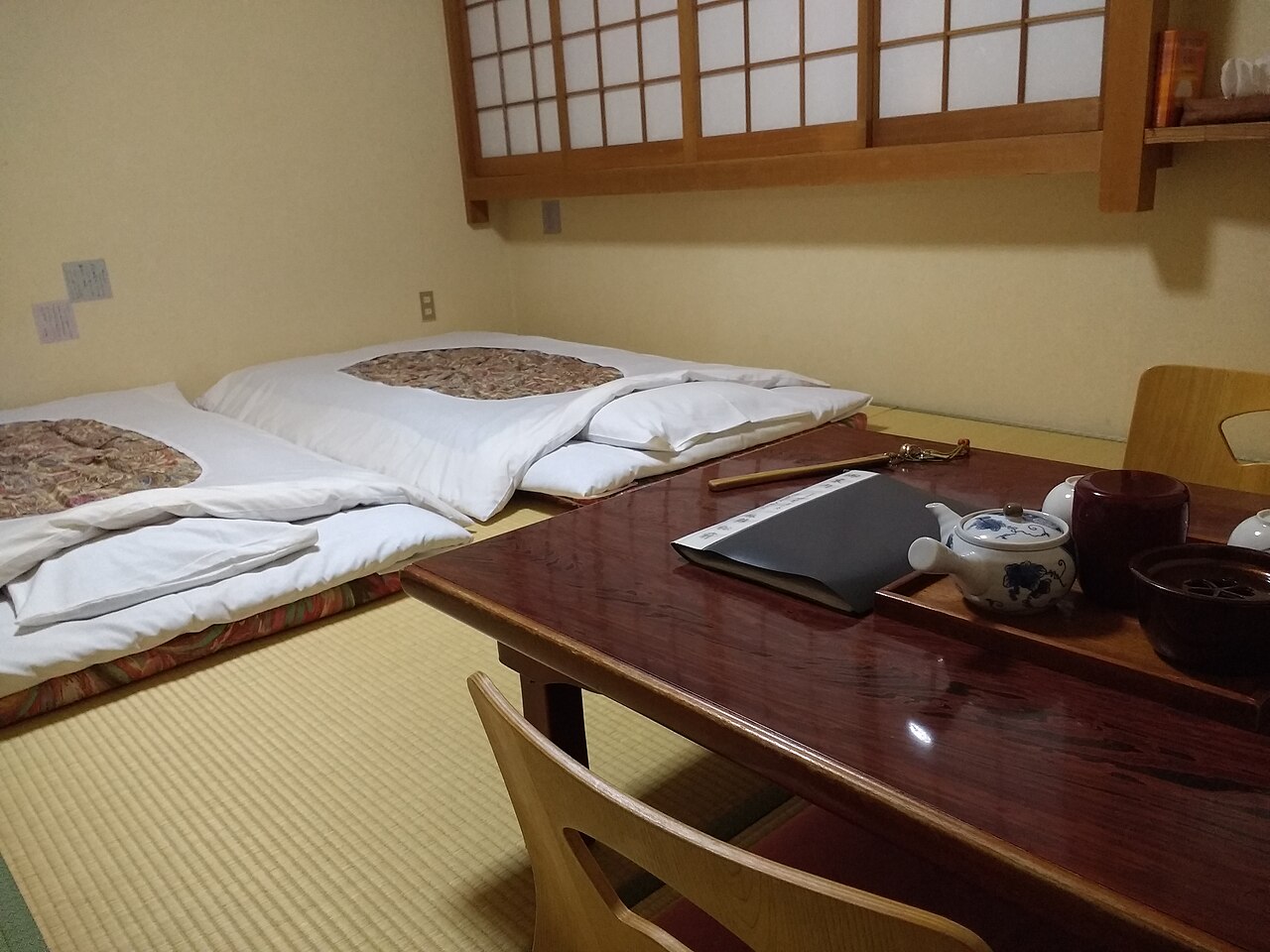 日式溫泉旅館的榻榻米和室與鋪好的被褥