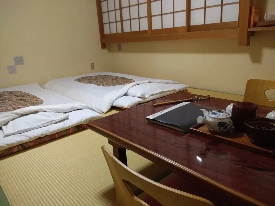 日式溫泉旅館的榻榻米和室與鋪好的被褥