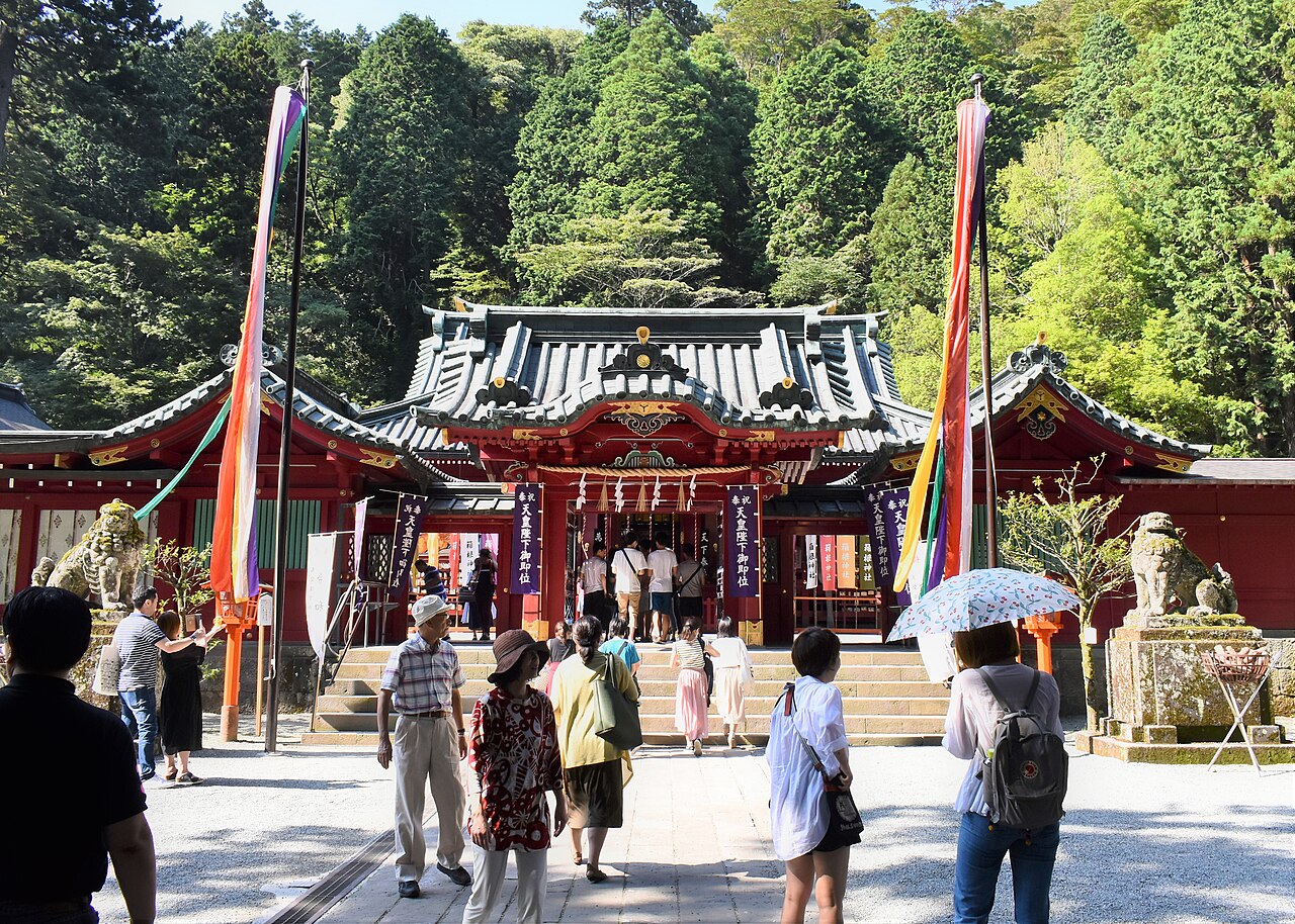 箱根神社拜殿與前來參拜的旅客