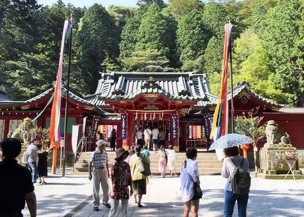 箱根神社拜殿與前來參拜的旅客