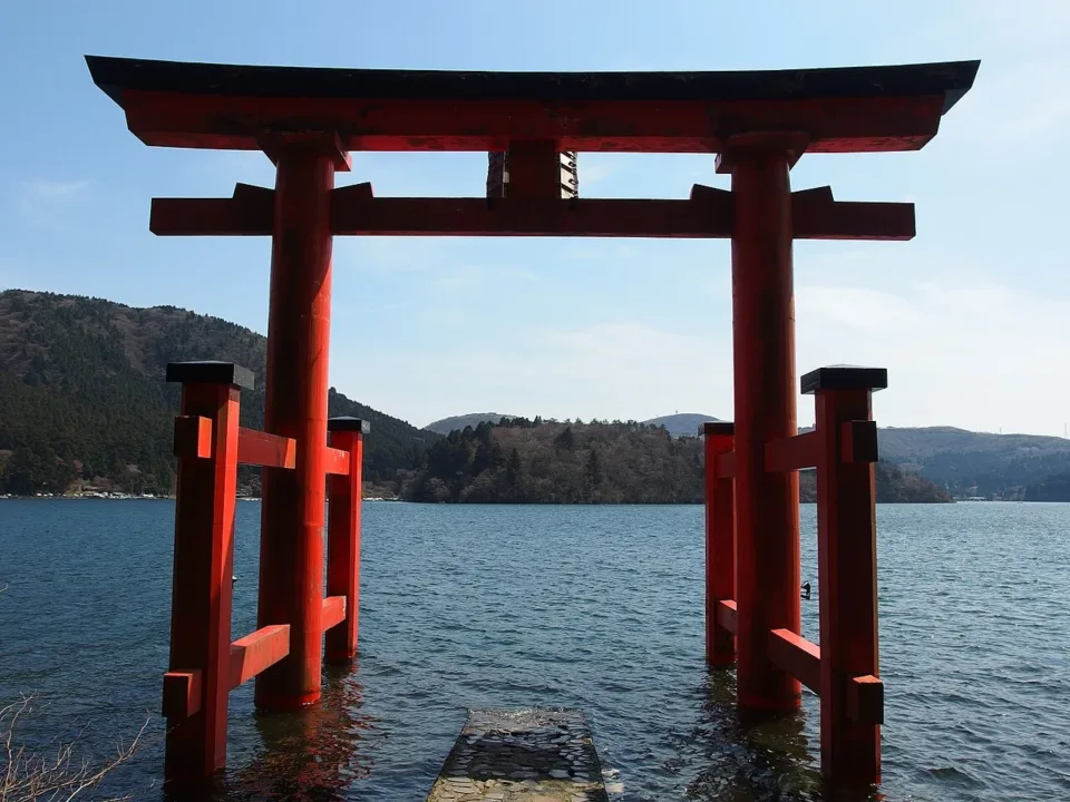 箱根神社立於蘆之湖中的紅色水中鳥居