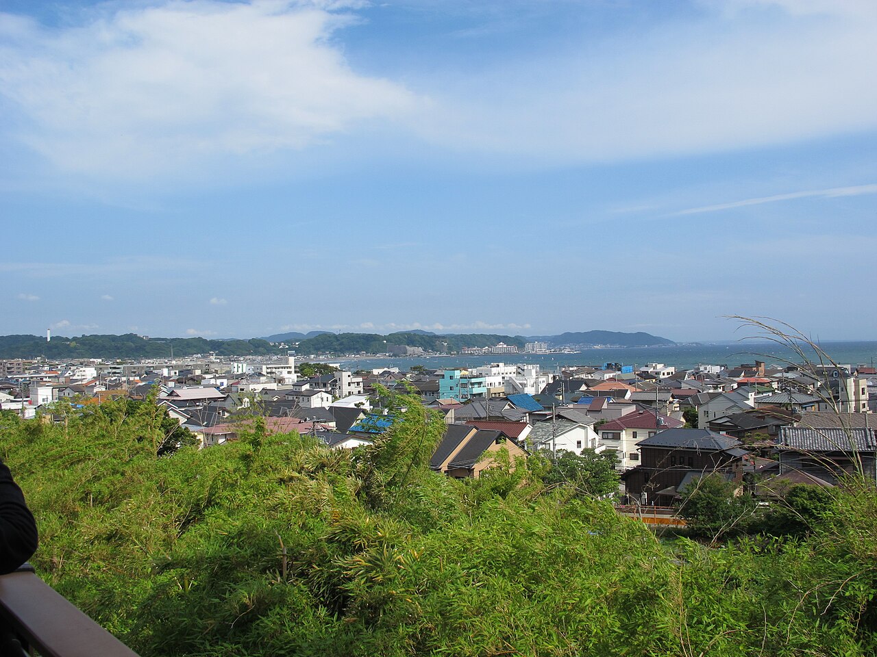 從長谷寺眺望平台俯瞰鎌倉市區與海岸