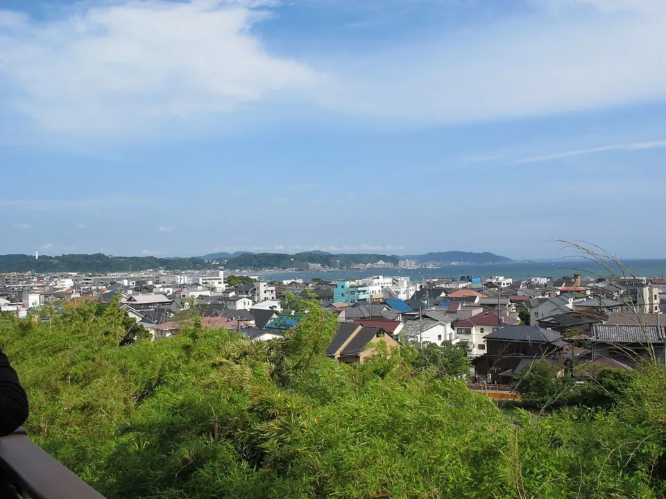 從長谷寺眺望平台俯瞰鎌倉市區與海岸
