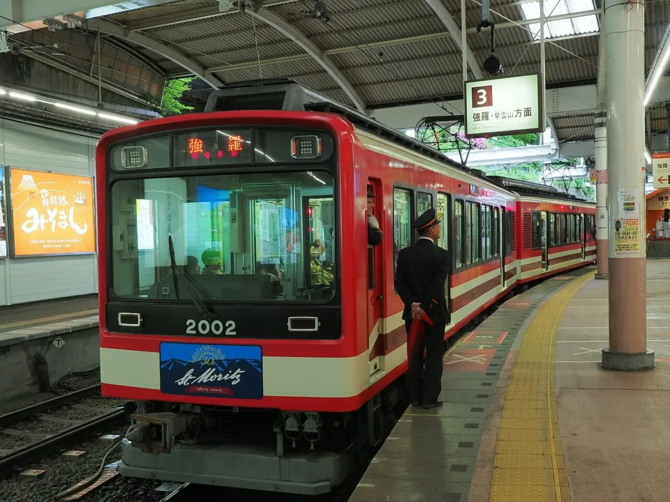 箱根登山電車停靠月台
