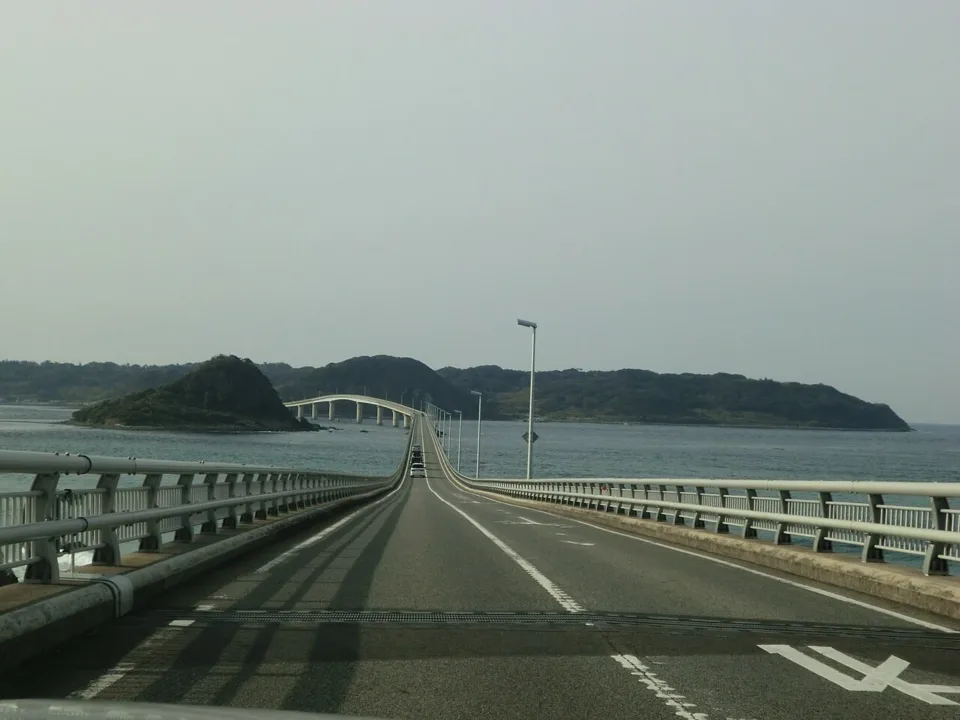 從角島大橋眺望的翡翠色海面