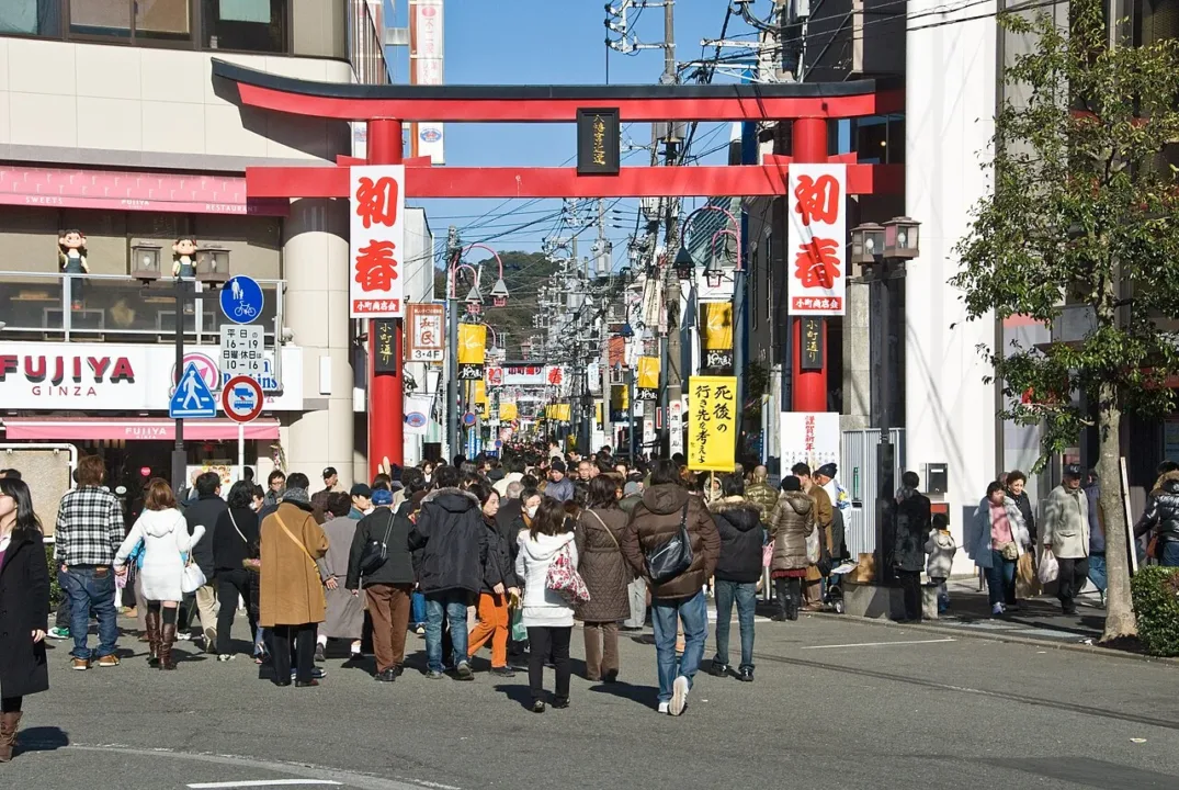 小町通入口的紅色鳥居與熙來攘往的人潮