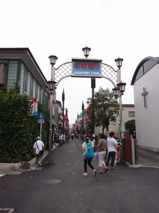寫有小町通字樣的拱形招牌與商店街景