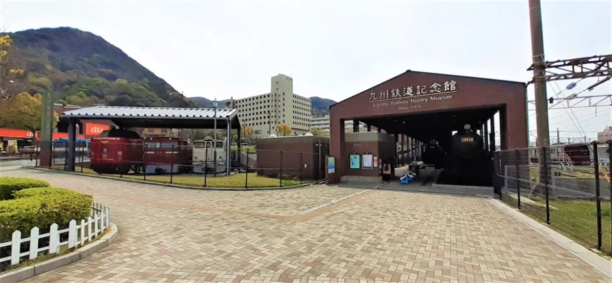 九州鐵道記念館紅磚舊館外觀與戶外展示列車