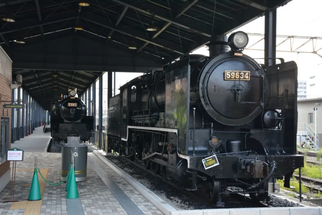 九州鐵道記念館戶外展示的蒸汽機車 59634 與 C59