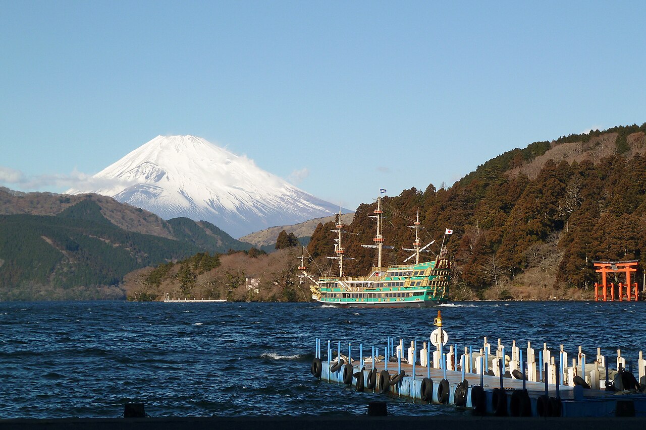 蘆之湖海賊船遊覽船與富士山及箱根神社鳥居