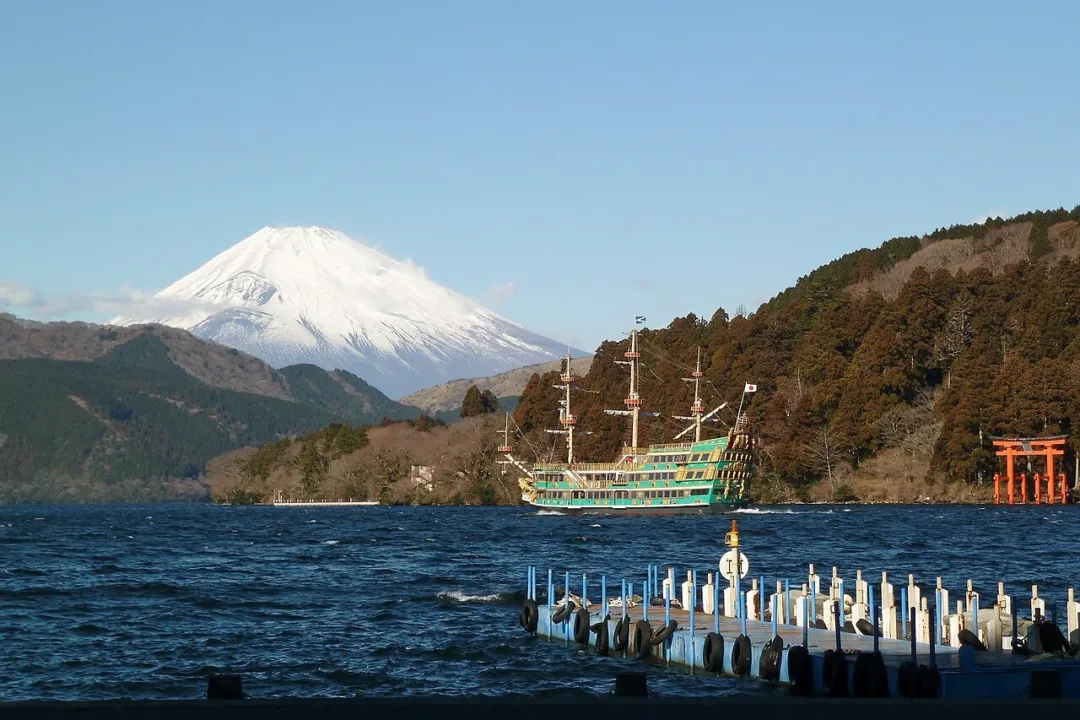蘆之湖海賊船遊覽船與富士山及箱根神社鳥居
