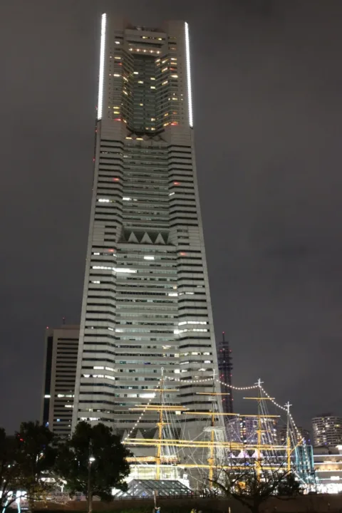 夜晚亮燈的橫濱地標塔 Landmark Tower