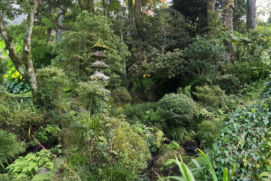 富士屋飯店庭園內綠意盎然,立有日式石燈籠