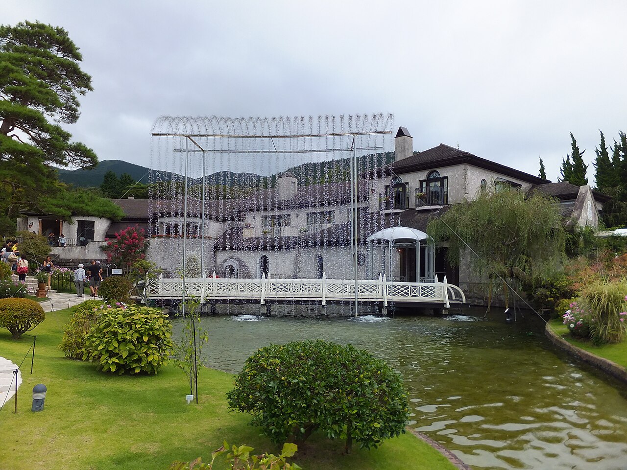 箱根玻璃之森美術館庭園的白色拱橋與水上玻璃迴廊