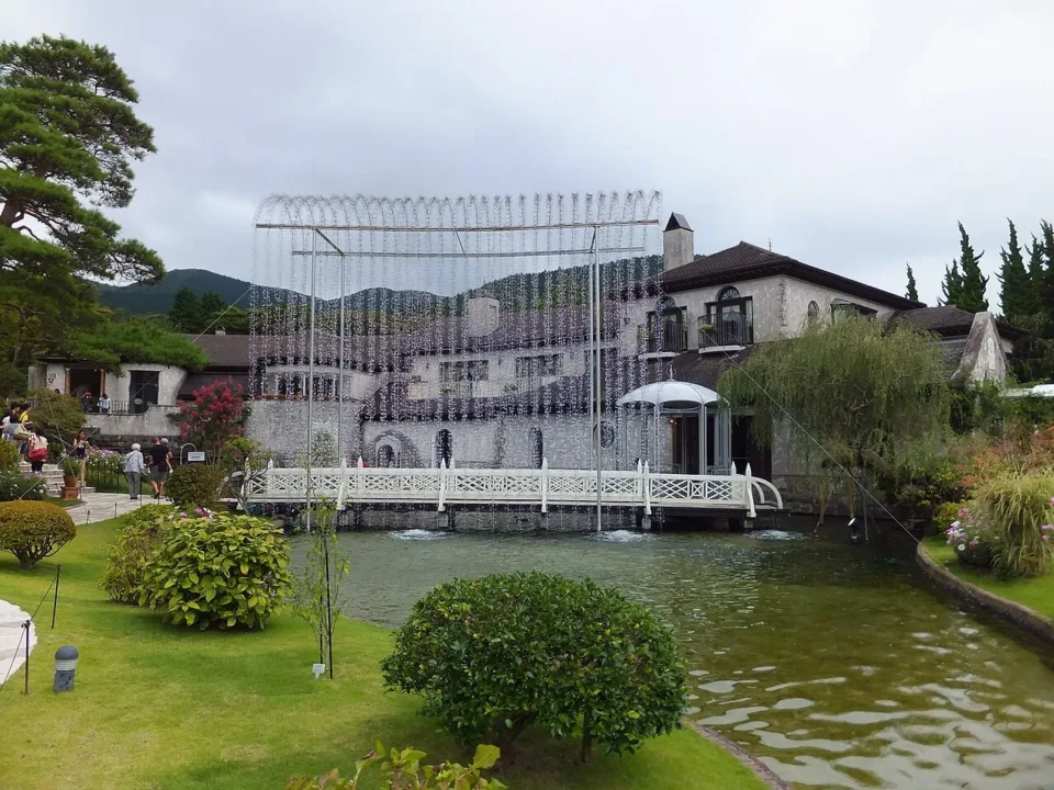 箱根玻璃之森美術館庭園的白色拱橋與水上玻璃迴廊