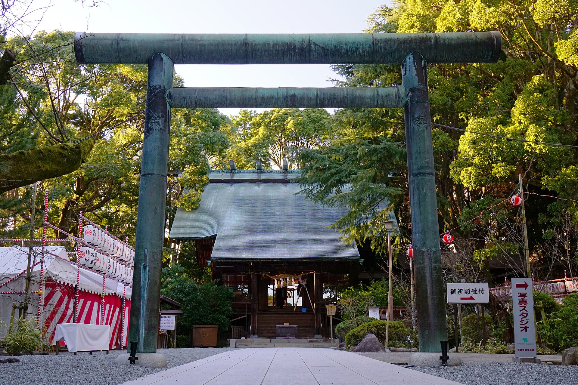報德二宮神社的青銅鳥居與拜殿