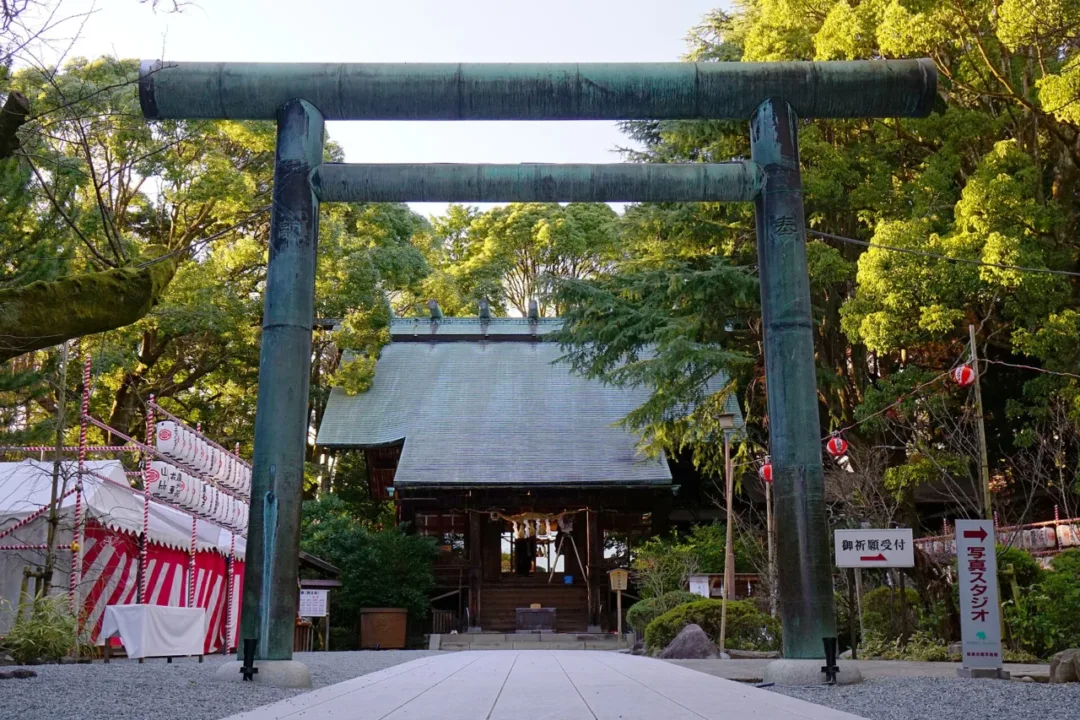 報德二宮神社的青銅鳥居與拜殿