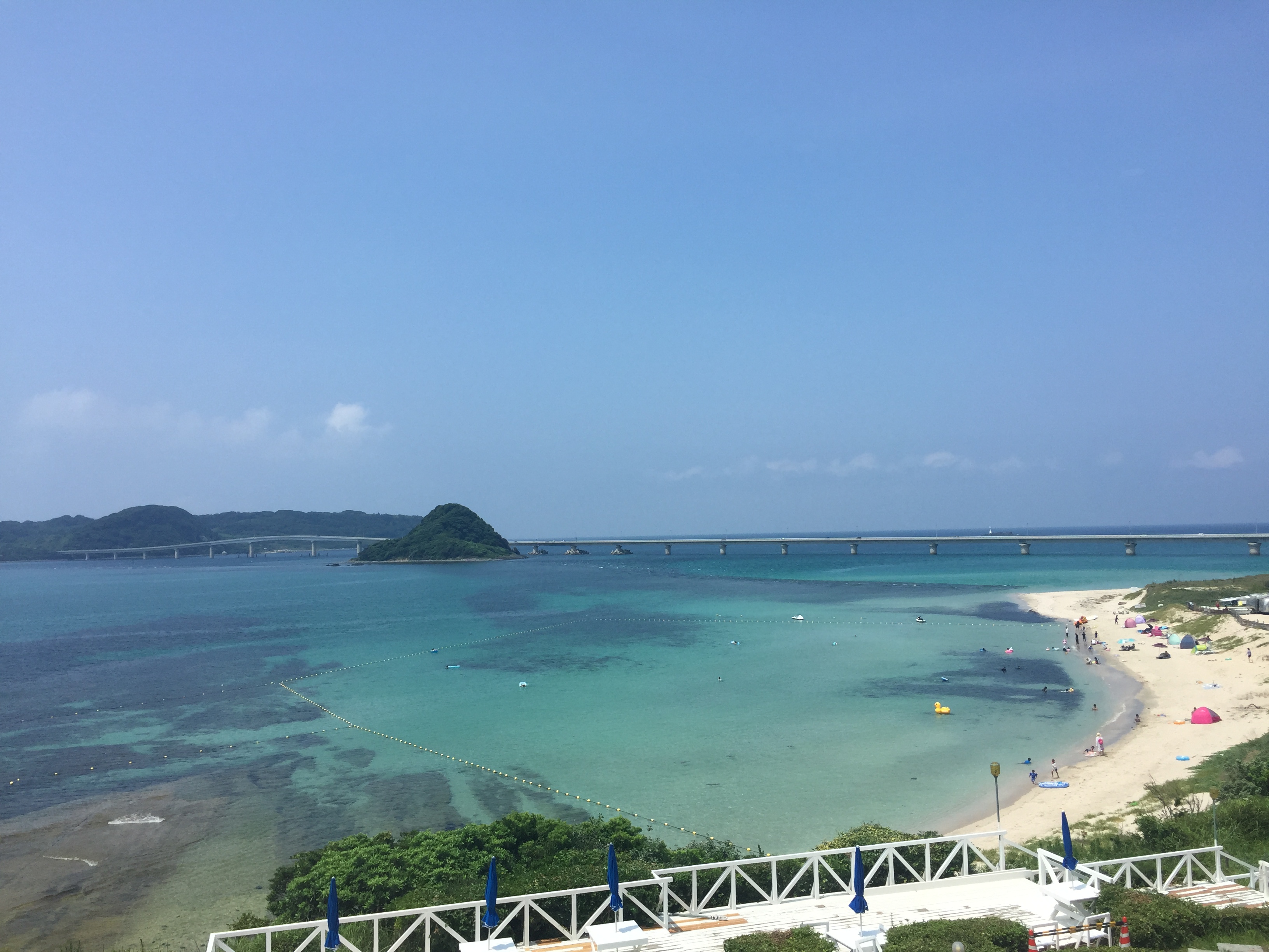 角島大橋筆直跨越鈷藍色海面，連接本土與角島