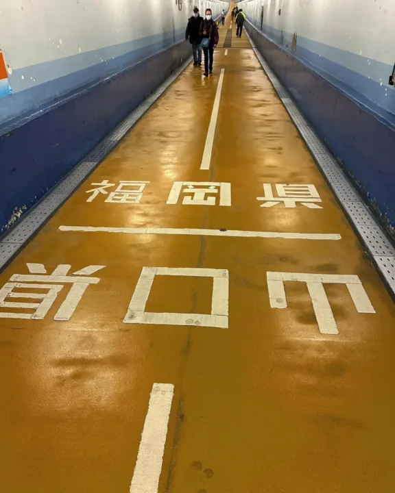 關門隧道海底地面上的本州九州縣界線標示