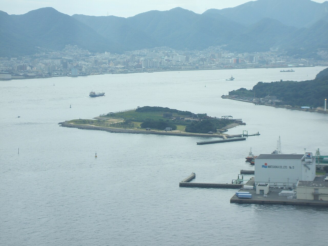從海峽夢塔俯瞰關門海峽上的巖流島