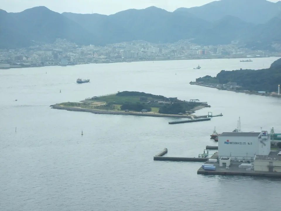 從海峽夢塔俯瞰關門海峽上的巖流島