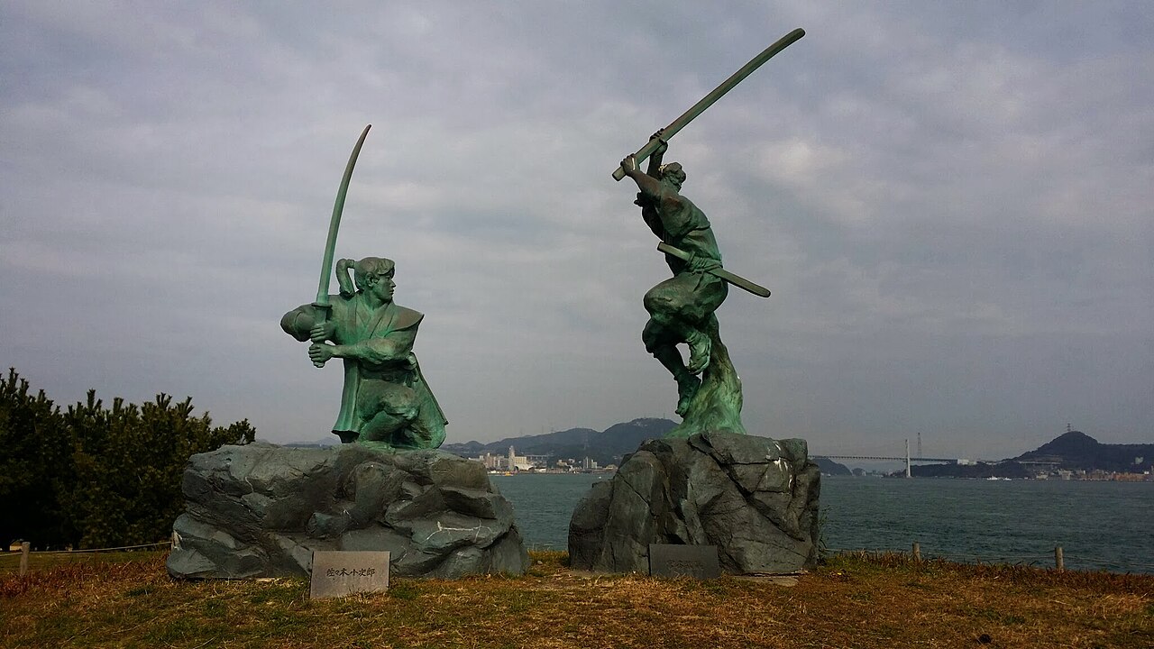 巖流島上宮本武藏與佐佐木小次郎的決鬥銅像