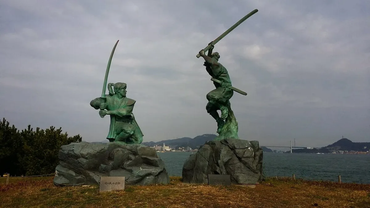 巖流島上宮本武藏與佐佐木小次郎的決鬥銅像