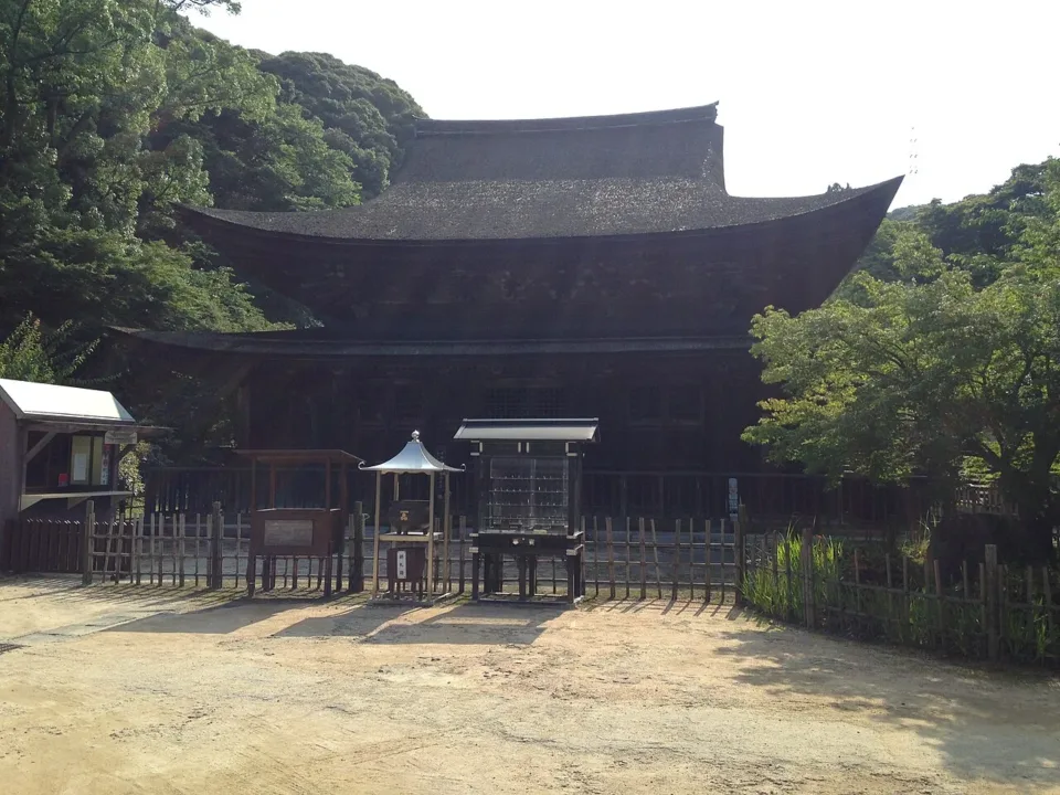 功山寺禪宗樣式的國寶佛殿,屋頂線條優雅起翹