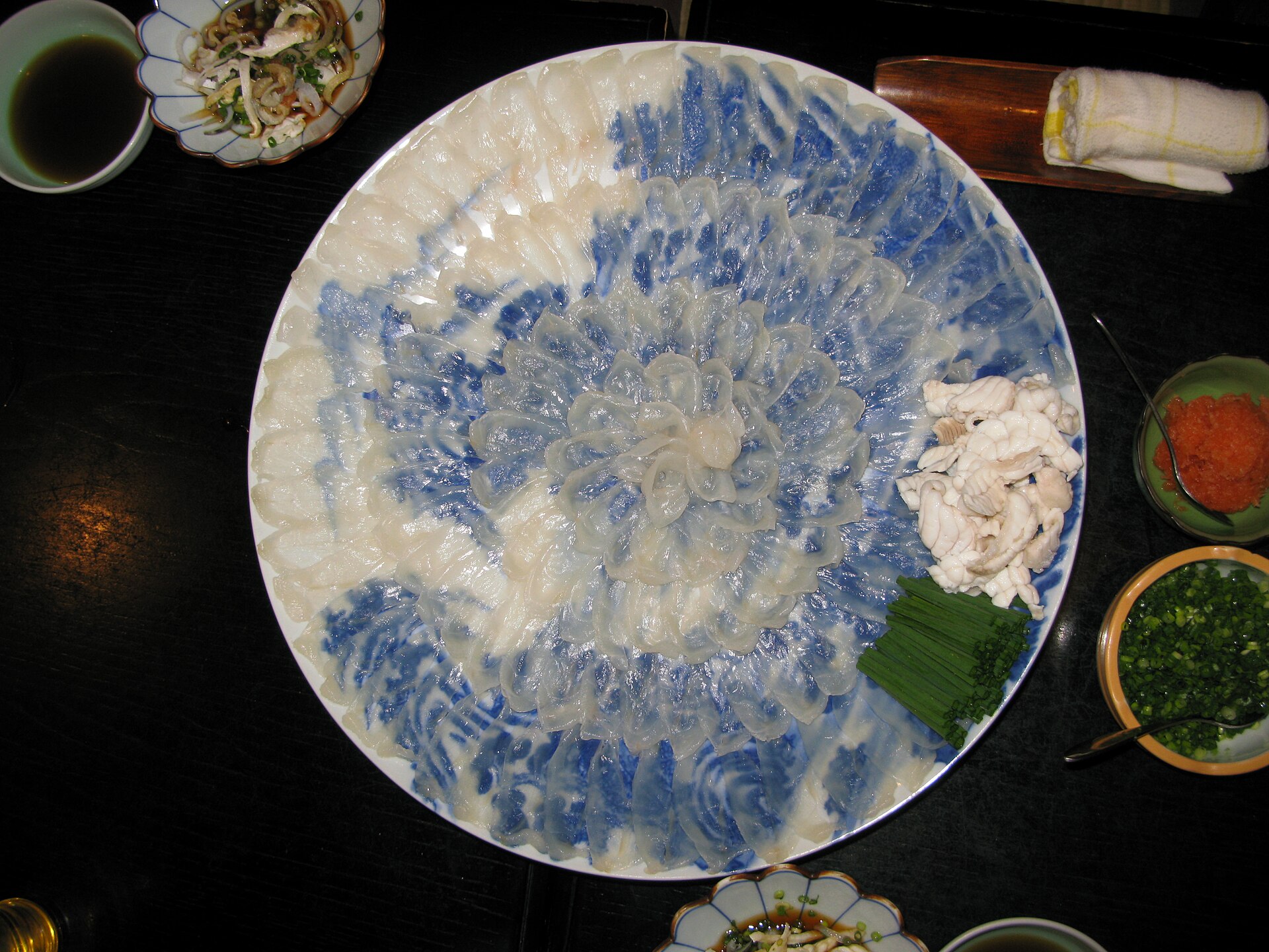 鋪排成花瓣狀的河豚生魚片大盤（てっさ）