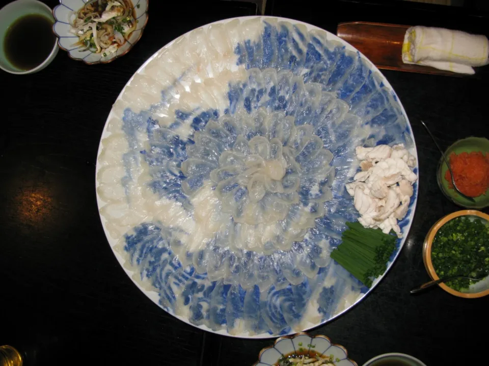 鋪排成花瓣狀的河豚生魚片大盤（てっさ）